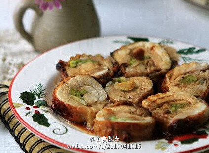 【蒜苔鸡腿卷】1.鸡腿洗好，用厨房剪刀去骨；鸡腿拌入酱油、白酒，再抹上适量的黑胡椒末和盐，腌一晚上；蒜苔切成与鸡腿差不多长短的，放入鸡腿中；卷起来，卷紧一些，用棉丝扎紧；放入烤盘，刷上蜂蜜；烤箱中层，200度中层，先烤15分钟，取出，翻面，再刷蜂蜜烤5分钟即可。取出冷却后切件。 ​​​​