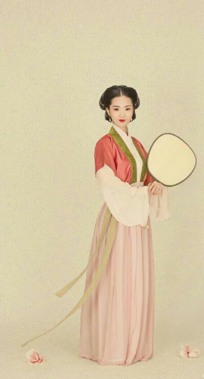 山暮烟重重，路隐林深深。