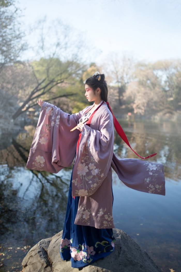 山山女稚，茫心世事， 无术隐之，以为救志。