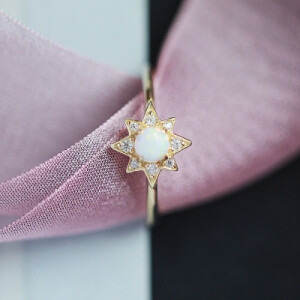 定制
            Cloudcity太阳之子 人造欧珀镶锆925银镀金女戒指 日系轻珠宝风格