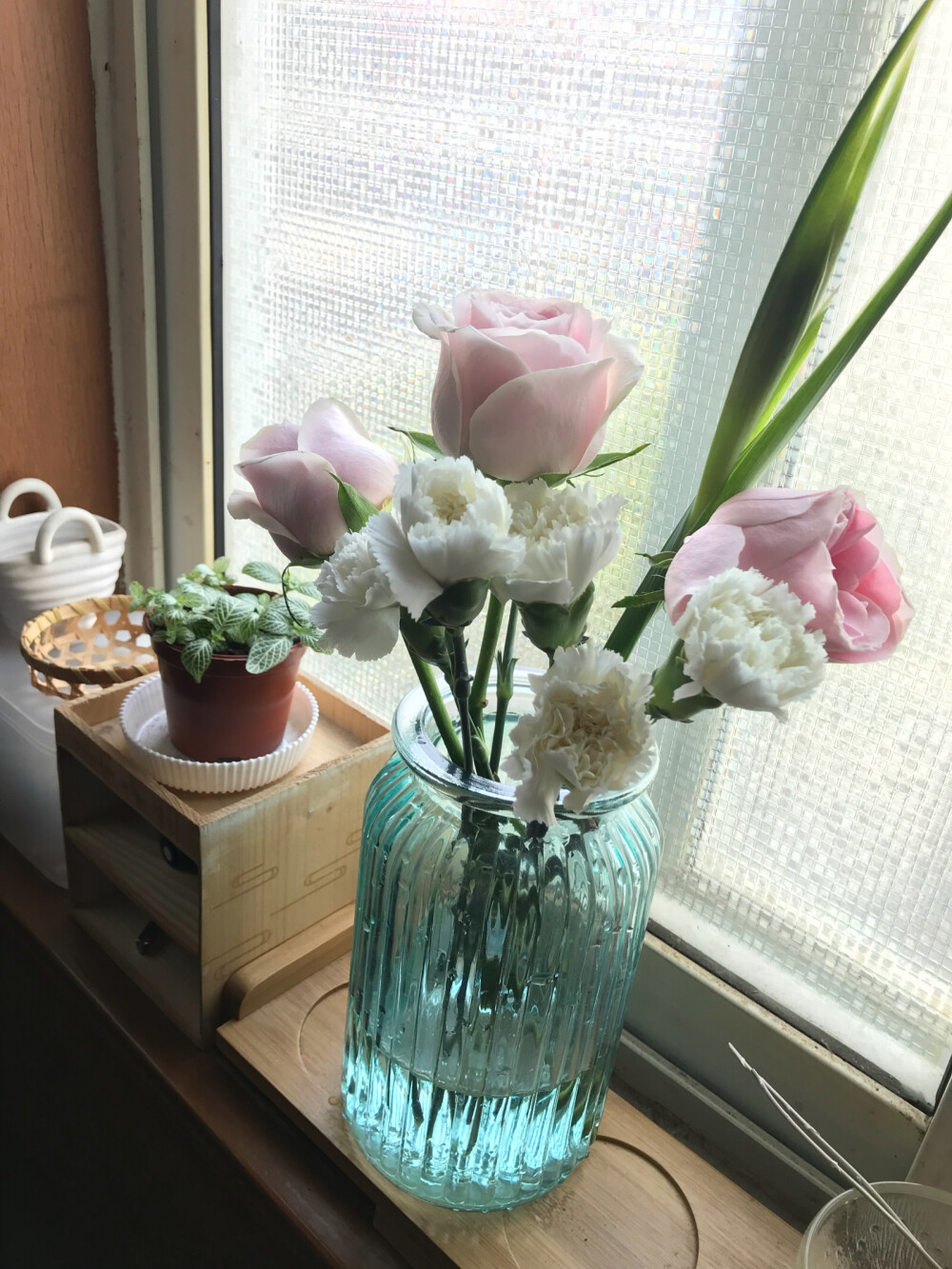 白色康乃馨与粉色玫瑰，还有一枝不知道能不能开的鸢尾花