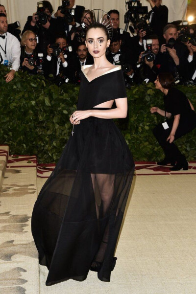 lily collins 2018 metgala