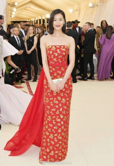 #星装解析##刘雯# 关于#metball# 宗教主题，确实有点难为中国超模们了，@刘雯 这次只能着力于东方之美，身穿@MichaelKors 红色刺绣定制礼服搭配金色手包，“大表姐”优雅的刚好，只是相比于去年的深V礼服，则显得保…