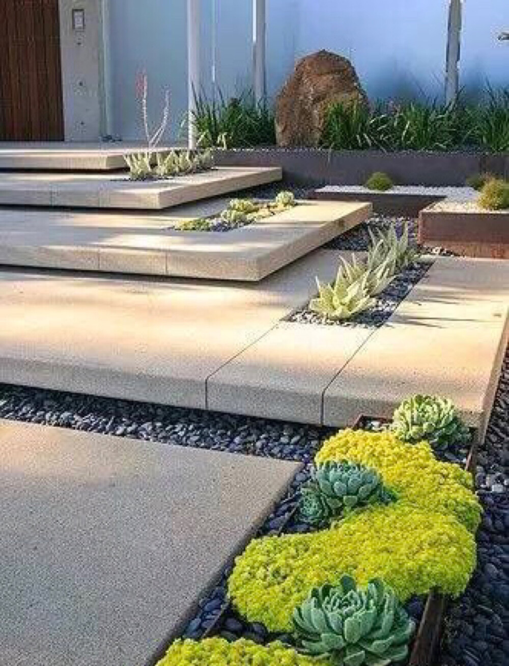 一个院子，得一方天地，
院子可以不大，阳光明媚中，
承载我们诗意的生活。
