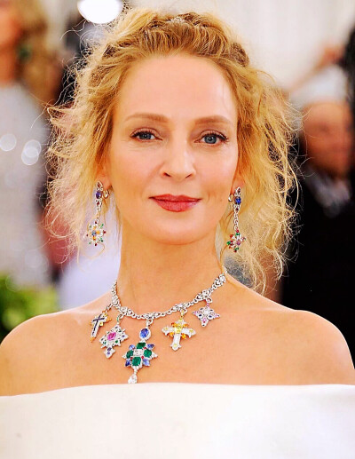 Uma Thurman in Giampiero Bodino，十字架造型的吊坠只戴一枚当然不能引领潮流，Charm Pendant这种一排吊坠的戴法才够咖位。