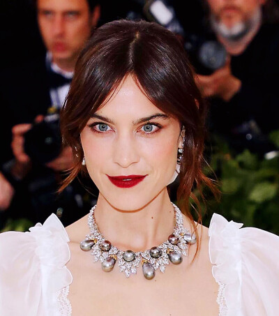 
Alexa Chung 佩戴宝格丽的钻石珍珠项链，异形珍珠其实是顶尖设计师的宠儿，自然的馈赠有其自然的美。