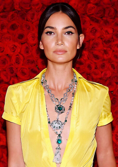 Lily Aldridge 深V礼服和宝格丽的三条钻石祖母绿项链叠戴，这种项链叠戴是否会成为今年夏天的潮流？