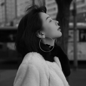 女生头像，背景