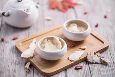 【黄芪当归茶】适宜气血虚弱、头昏眼花、疲劳乏力的人饮用。但月经量较多的女士和容易上火的人最好不要饮用。
材料：黄芪20克，当归5克
做法：1.把材料冲洗干净后放进养生杯中；2.加入热水至八分满，盖上盖子；3.使…