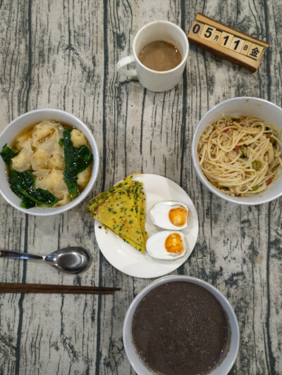 凉拌金针菇+虾仁馄饨+韭菜鸡蛋煎饼+黑米黑豆黑芝麻糊