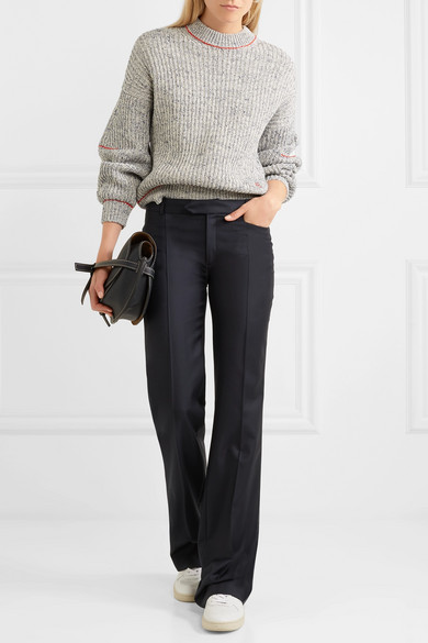 Joseph 这款低腰阔腿裤裁自柔软而耐用的 “Super 100” 羊毛，重量适中，一年四季皆可穿着。它以光滑的缎布制成部分衬里，正面的压痕更显裤身利落有型。不妨搭配平底鞋，让裤脚微微曳地。