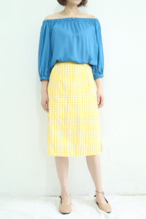 这个蓝色特别显皮肤白，搭配亮黄色格子裙，韩系感！