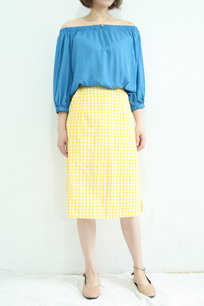 这个蓝色特别显皮肤白，搭配亮黄色格子裙，韩系感！