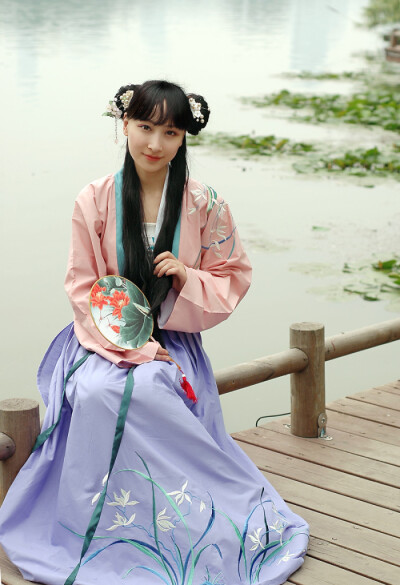 听弦断，断那三千痴缠。坠花湮，湮没一朝风涟。花若怜，落在谁的指尖。