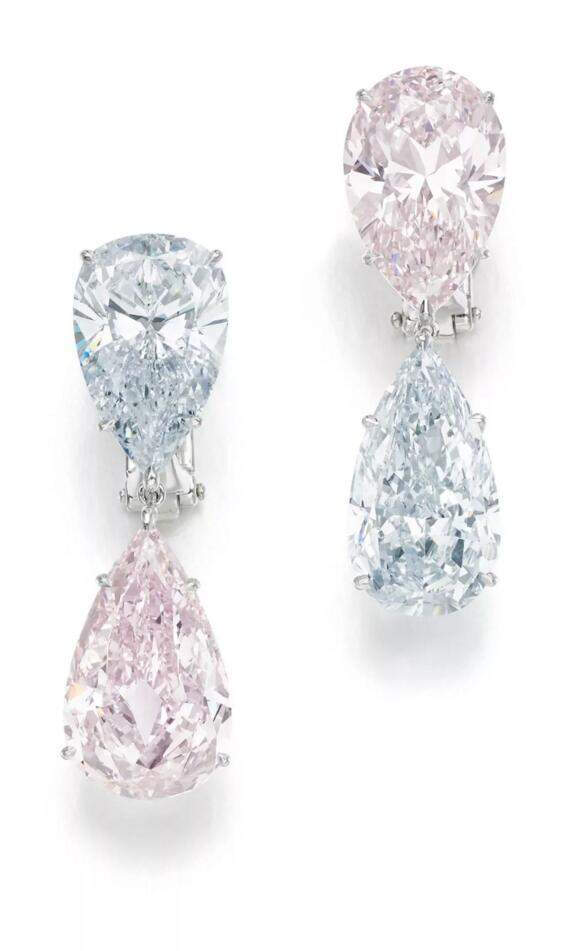 淡彩蓝色配淡彩粉红色钻石吊耳环一对，两种最罕有的彩色钻粉红色及蓝色钻石匹配成双，成就此不对成设计的耳环杰作。钻石分别重6.25、6.41、7.16及8.03克拉，2018年苏富比日内瓦瑰丽珠宝及贵族首饰拍卖会