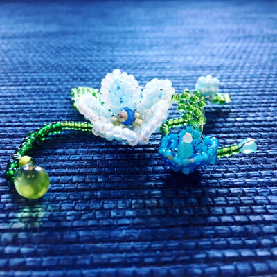 Beads brooch 