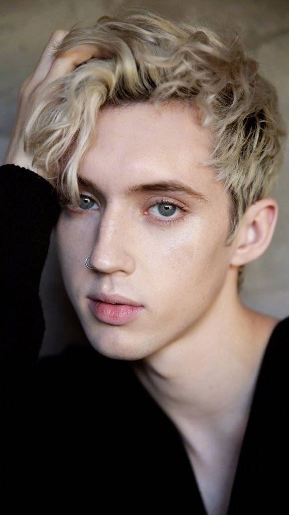 # Troye Sivan 戳爷
戳爷登上<纽约时报>写真