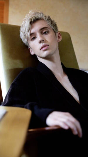 # Troye Sivan 戳爷
戳爷登上<纽约时报>写真