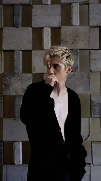 # Troye Sivan 戳爷
戳爷登上<纽约时报>写真