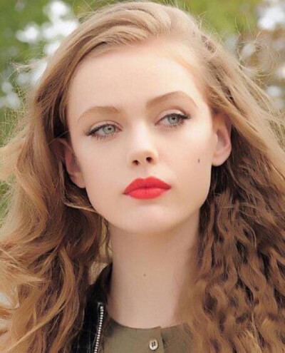  弗丽达·古斯塔夫松（Frida Gustavsson），1993年6月6日生于瑞典首都斯德哥尔摩。瑞典女模特。她有着天使般的漂亮面孔和精灵般的尖尖双耳。2007年，夏季被星探挖掘时仅仅只有15岁，经过2年的培养，09年10月，弗丽达·…