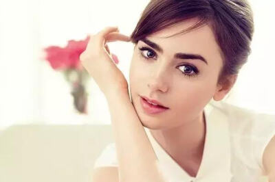 莉莉·柯林斯（Lily Collins），1989年3月18日出生于英国吉尔福德郡萨里，演员。