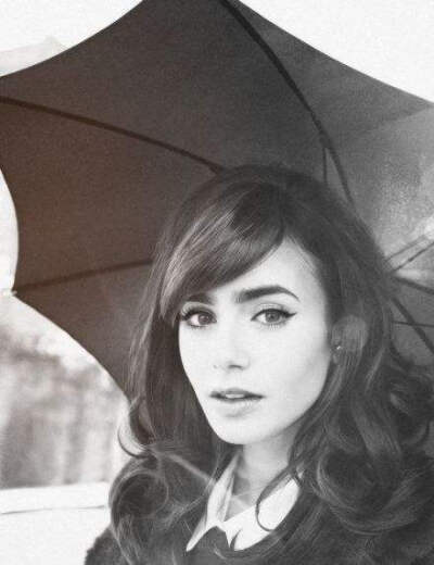 莉莉·柯林斯（Lily Collins），1989年3月18日出生于英国吉尔福德郡萨里，演员。