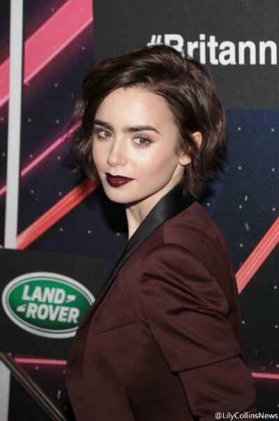 莉莉·柯林斯（Lily Collins），1989年3月18日出生于英国吉尔福德郡萨里，演员。