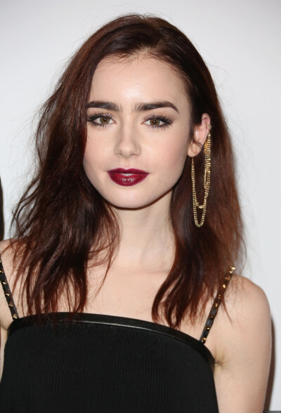 莉莉·柯林斯（Lily Collins），1989年3月18日出生于英国吉尔福德郡萨里，演员。