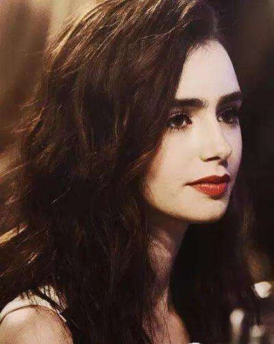 莉莉·柯林斯（Lily Collins），1989年3月18日出生于英国吉尔福德郡萨里，演员。