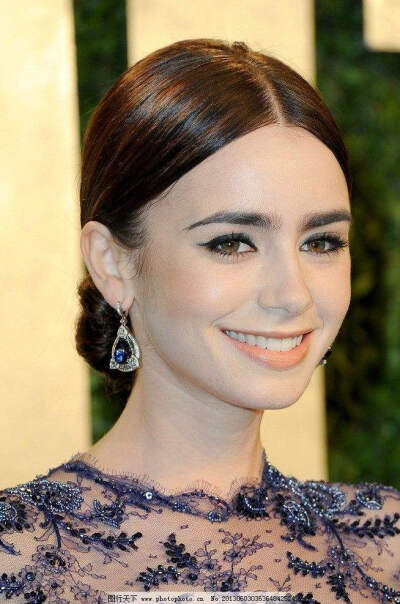 莉莉·柯林斯（Lily Collins），1989年3月18日出生于英国吉尔福德郡萨里，演员。