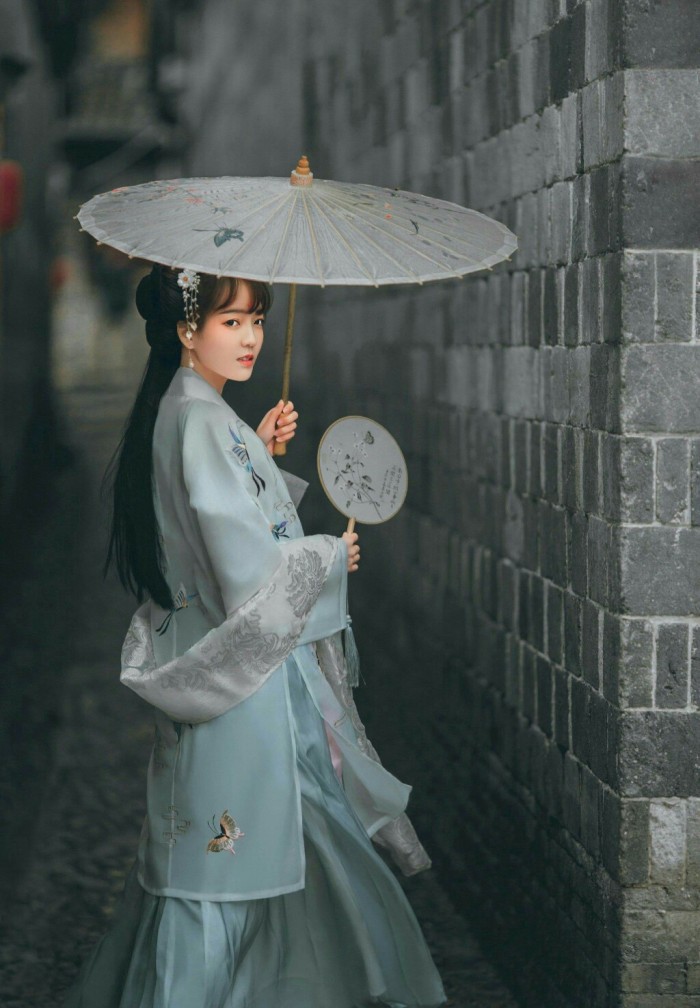 若问闲情都几许，一川烟草，满城风絮，梅子黄时雨。