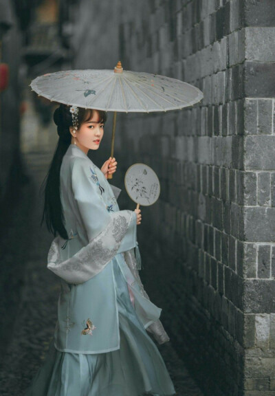 若问闲情都几许，一川烟草，满城风絮，梅子黄时雨。