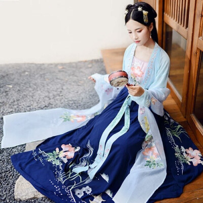 绣幕茫茫罗帐卷，春睡腾腾，困入娇波慢