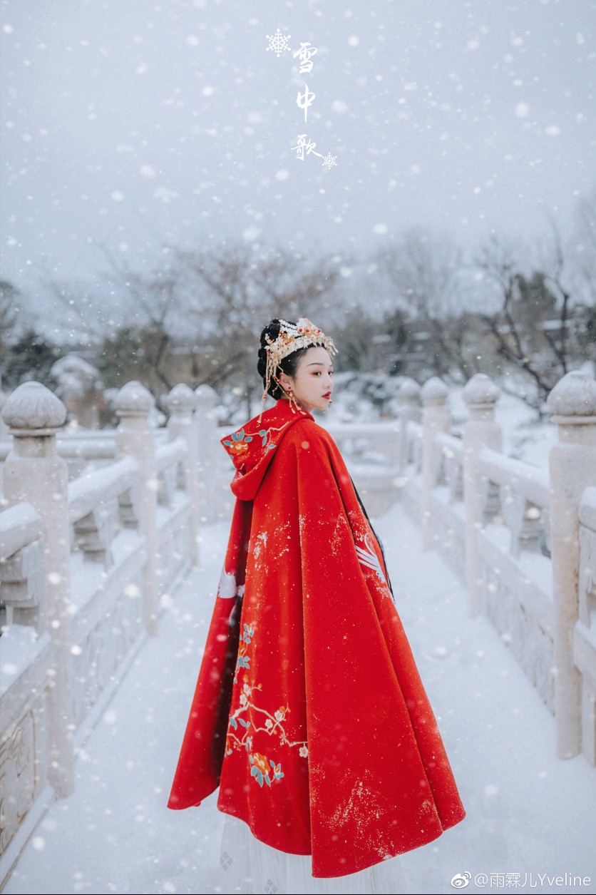 #汉服摄影##古风##汉服写真##汉服##唐城#
【雪中歌】
雪中有佳人，娇容绝红尘。
出镜：@memory杨悦 @猫猫猫阿姨呀
服装：@华姿仪赏汉服 @华丽的挑战----美金
配饰：@翠夕案-是软绵绵
同行：@乐十七呀 @丑萌的澜叔
#武汉约拍##武汉约片##宜昌约拍##襄阳约拍#