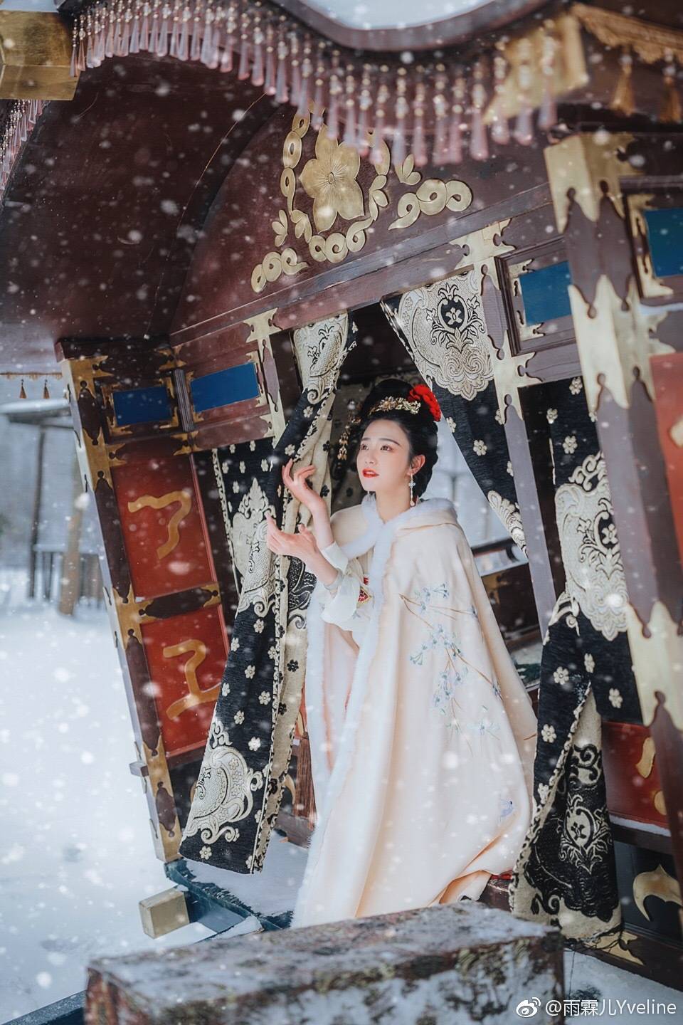 #汉服摄影##古风##汉服写真##汉服##唐城#
【雪中歌】
雪中有佳人，娇容绝红尘。
出镜：@memory杨悦 @猫猫猫阿姨呀
服装：@华姿仪赏汉服 @华丽的挑战----美金
配饰：@翠夕案-是软绵绵
同行：@乐十七呀 @丑萌的澜叔
#武汉约拍##武汉约片##宜昌约拍##襄阳约拍#