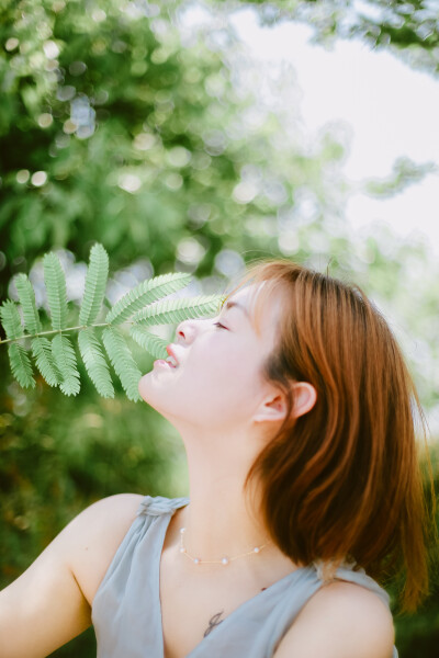 布谷鸟
摄影：洪小漩
出镜：妮子
一个晚上，循环播放着1022女生翻唱的《布谷鸟》。
明明是欢快的旋律，咂摸着歌词，却是说不上来的一股子的滋味。
最近生活被一些人生大事打得支离破碎，几乎每天需要强行给自己…