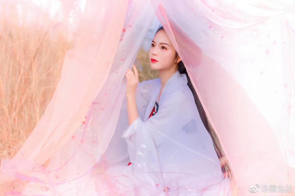 「四时归」
朱红晕水染素卷，遥遥身在蒹葭天水间。
又隔经年，小重山远，似是故人云际唤。
霜落心间，应犹未染寒，续又一词一阙。
影照四时旧季节，秋露陈枝截，暖冬月。
和风乐，回首复一眼，何日再踏旧苍阶？
出镜：@杨淑涵1023
摄影/后期： @露兔丝
文案：@泪落点点画红妆
师傅：@疯子Charles
#云南约拍# #汉服摄影#