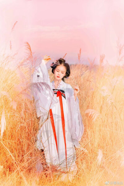 「四时归」
朱红晕水染素卷,遥遥身在蒹葭天水间。
又隔经年,小重山远,似是故人云际唤。
霜落心间,应犹未染寒,续又一词一阙。
影照四时旧季节,秋露陈枝截,暖冬月。
和风乐,回首复一眼,何日再踏旧苍阶?
出…