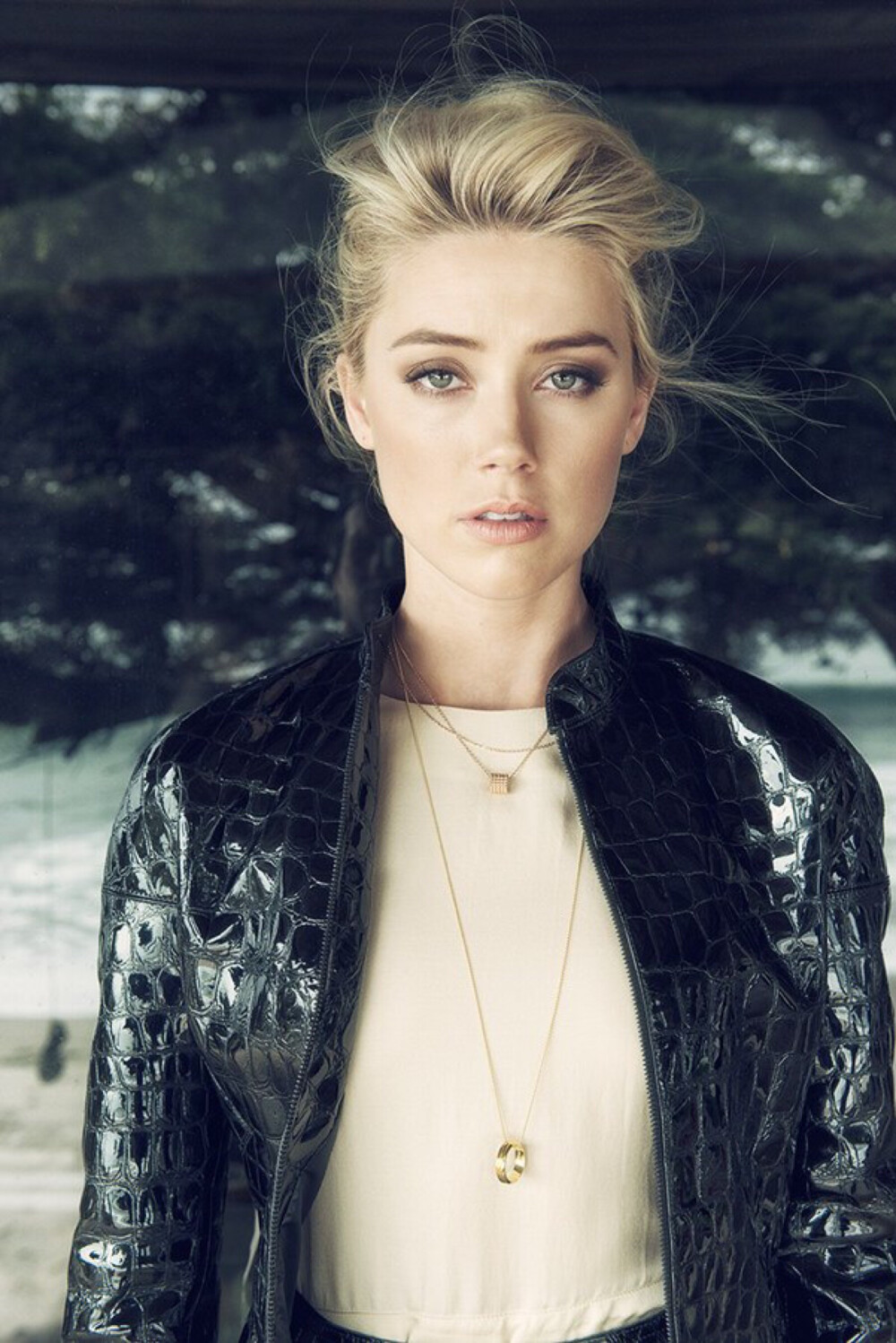  艾梅柏·希尔德（Amber Heard），1986年4月22日出生于美国德克萨斯州奥斯汀市，美国影视演员。2008年，她参与了贾德·阿帕图的《菠萝快车》等片。2011年，她担任了《狂暴飞车》和《朗姆酒日记》两部电影的女主角。2013年9月，她出演的《弯刀杀戮》在北美上映。
2014年1月，艾梅柏与约翰尼·德普订婚。2015年2月3日，艾梅柏·希尔德与约翰尼·德普在洛杉矶的爱巢完婚。2016年5月22日，艾梅柏·希尔德提交了离婚申请，理由是不可调和的分歧[1]；8月18日，宣布要把拿到的美金700万元（约合4600万人民币）赡养费全部捐给慈善机构。