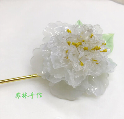 白衣仙，惊鸿现。热缩金星雪浪牡丹发簪