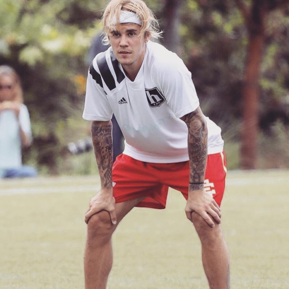 Justin Bieber
大佬的长发飘飘啊