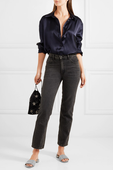 Jimmy Choo 再推出大获成功的 “Nanda” 凉鞋之后再度出击，为本网站独家创作出这一简约的 “Joni” 版本。它采用银色亮片金葱皮革于意大利制成，鞋跟处配有压花五金配件，与充满未来感的鞋面颇为相衬。何不搭配超长…