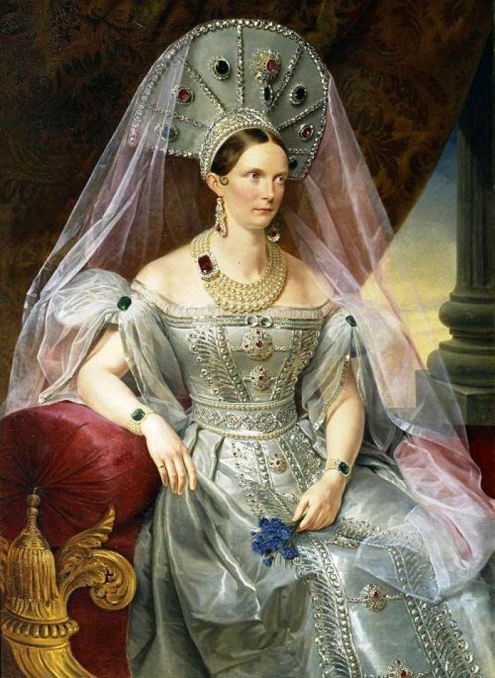 绘於1830年代初的亚历山德拉.费奥多罗芙娜皇后身著俄罗斯传统宫廷服装的肖像，上头点缀的珠宝价值於当时或今日，应该都是惊人的数字 (俄国传统的女装头冠kokoshnik，肖像上的头冠镶嵌成列的钻石，钻石并围绕著成扇型排列的七颗绿色及红色的巨大宝石) (颈间由成串不同尺寸的珍珠及一颗巨大红宝石组成的左右不规则项鍊，这种形式的项鍊在19世纪的西方相当流行，在许多肖像画中都有其踪影，2012年拍摄的新版安娜卡列尼娜女主角Keira Knightley也戴了一条左右不规则钻石项鍊。) (手腕上的手鍊可能是绿宝石或翡翠，俄罗斯皇室与晚清的中国很相似的，是对於翡翠的喜爱，当时俄国贵族妇女在许多正式场合都会
