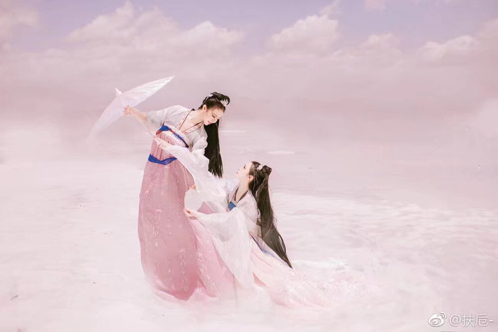  #生而如诗#
“我曾遇过你，在更绵的云畔。”
“在更遥更深的梦中。”
出镜@章鱼心er @杨丫丫杨蕾蕾
摄影造型后期@扶卮-
化妆@流云蕊
服装@司南阁汉服
发饰@七个狮子头