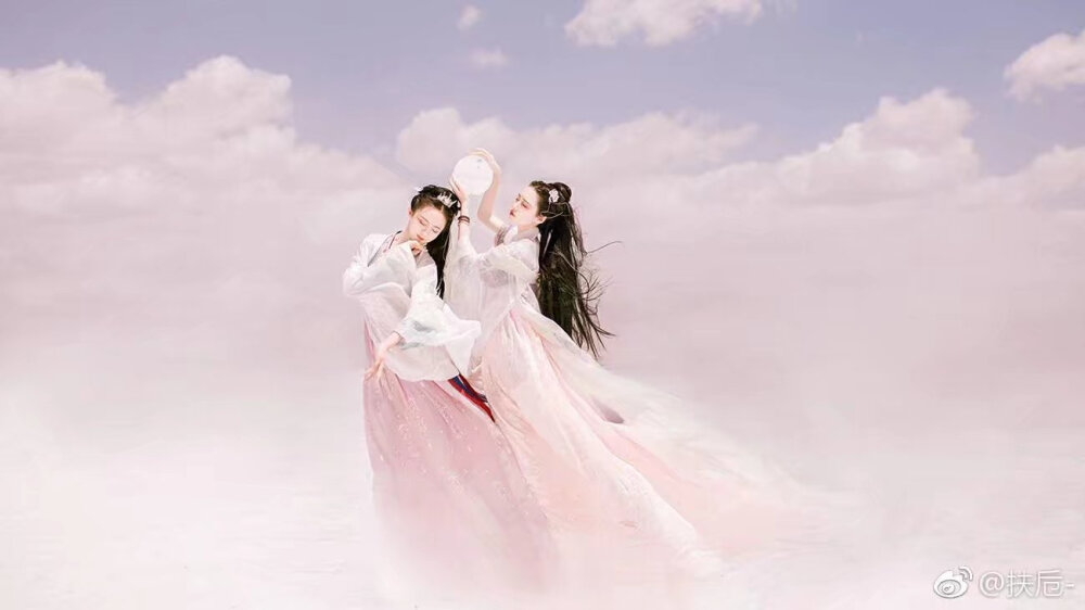  #生而如诗#
“我曾遇过你，在更绵的云畔。”
“在更遥更深的梦中。”
出镜@章鱼心er @杨丫丫杨蕾蕾
摄影造型后期@扶卮-
化妆@流云蕊
服装@司南阁汉服
发饰@七个狮子头