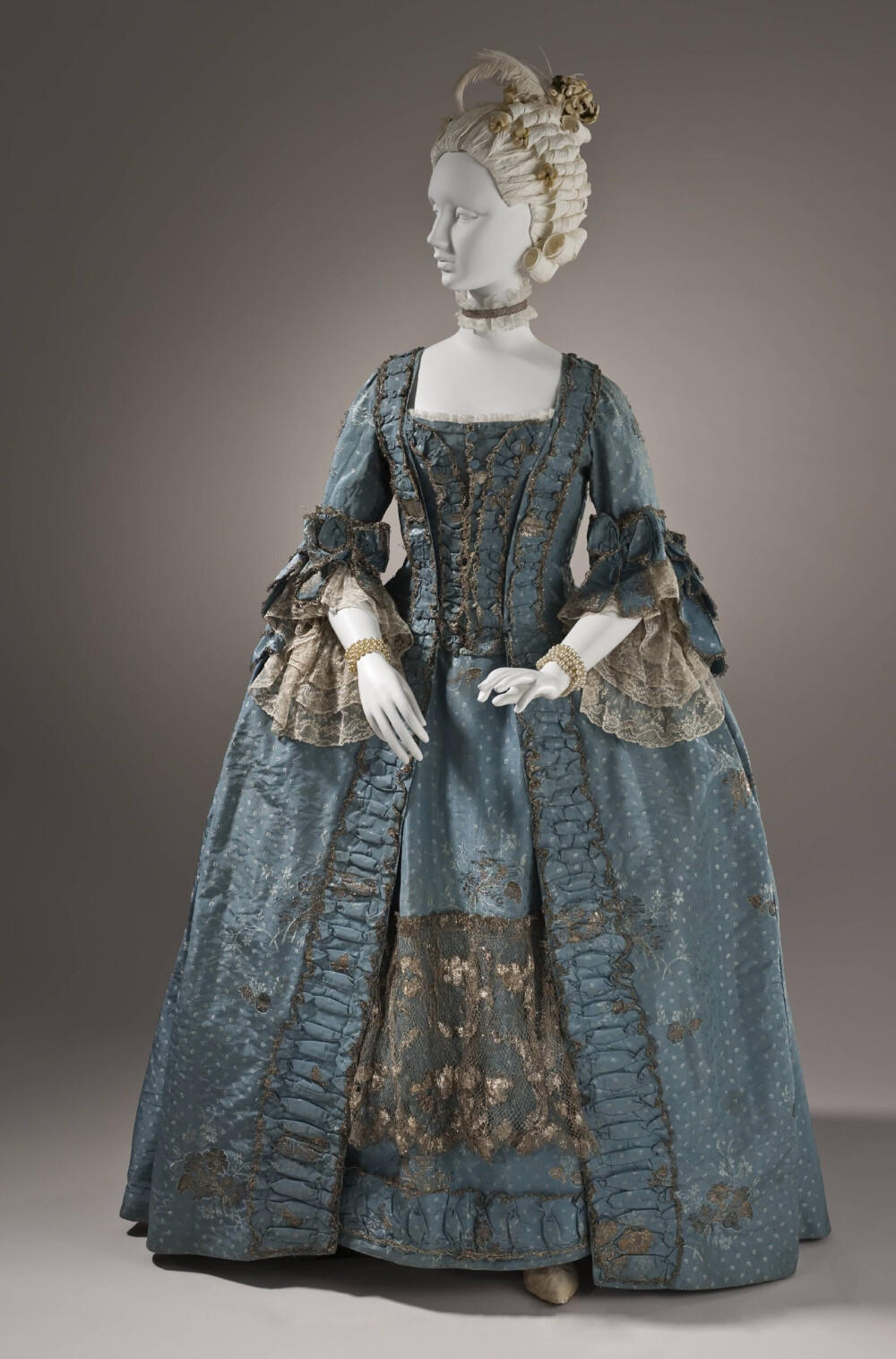 法式女袍/法国罗布（Robe à la française ; Robe=长袍。或者叫Sack-back gown）一种洛可可时代的典型女装。