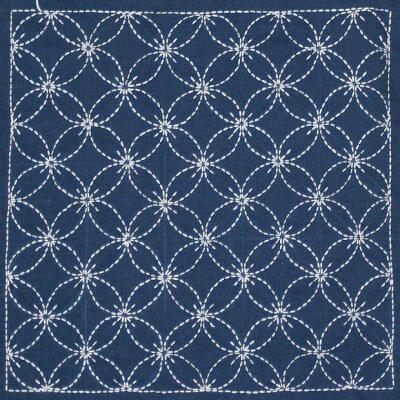 #设计秀# Sashiko (刺し子)是用白线在靛染蓝布上重复简单的几何图案，直截了当呈现出匠人精神！ ​​​​