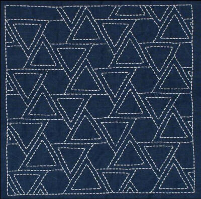 #设计秀# Sashiko (刺し子)是用白线在靛染蓝布上重复简单的几何图案，直截了当呈现出匠人精神！ ​​​​