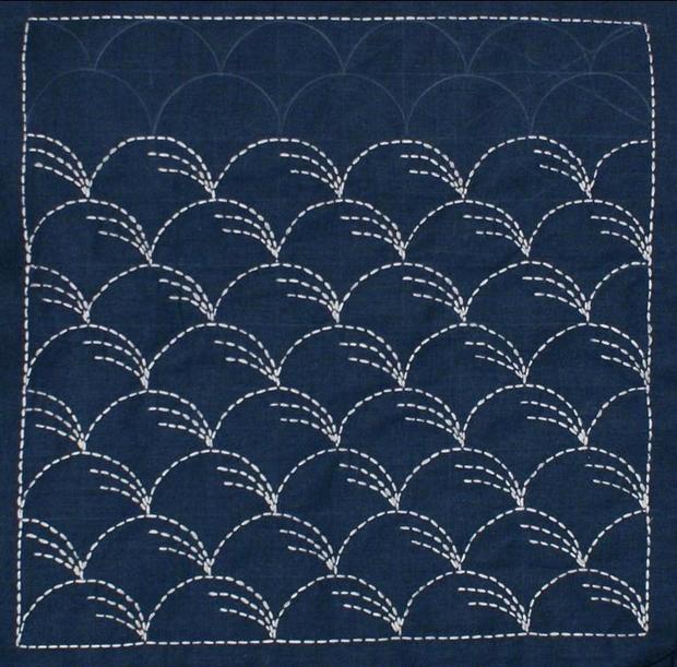 #设计秀# Sashiko (刺し子)是用白线在靛染蓝布上重复简单的几何图案，直截了当呈现出匠人精神！ ​​​​