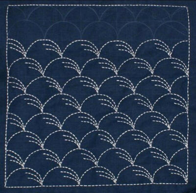 #设计秀# Sashiko (刺し子)是用白线在靛染蓝布上重复简单的几何图案，直截了当呈现出匠人精神！ ​​​​